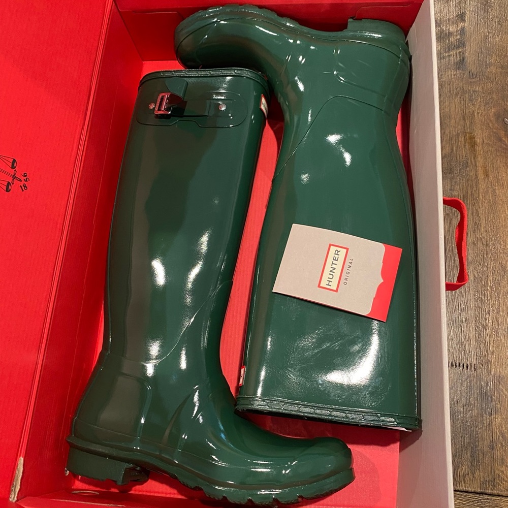 Like New Tall Hunter Rain Boots. Amazing condition w/ original box. Only worn 1x